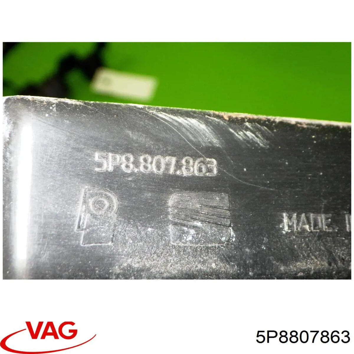 Купить 5P8807863 VAG Кронштейн бампера заднего центральный