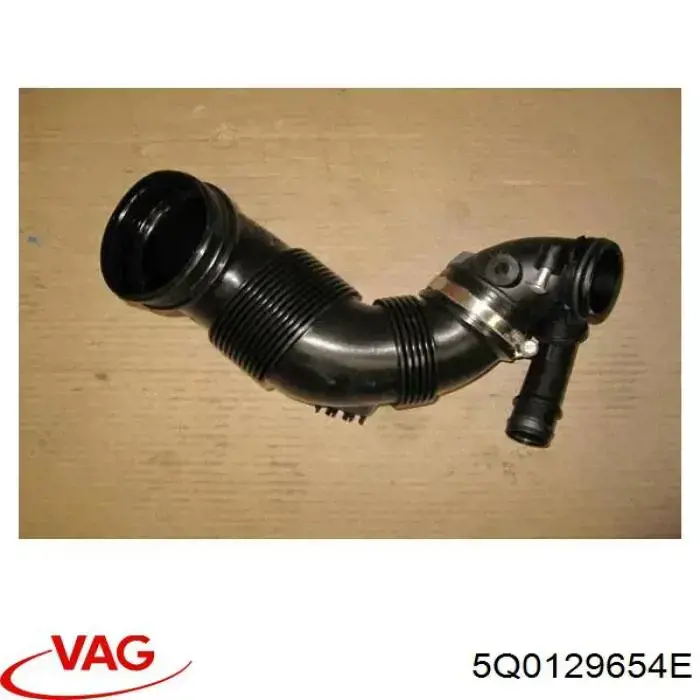 Патрубок воздушный выход воздушного фильтра VAG 5Q0129654E