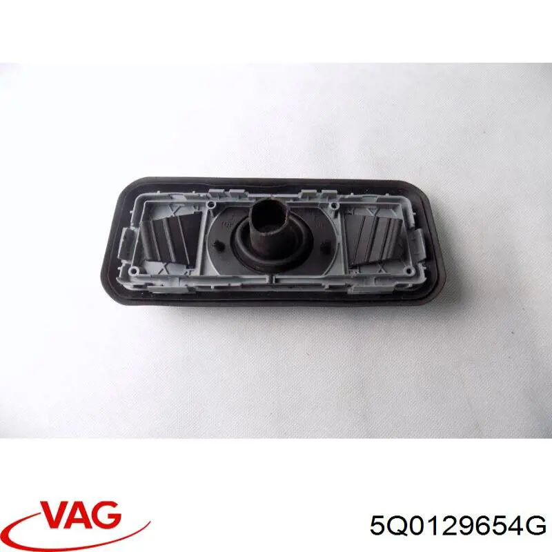 Патрубок воздушный, вход в турбину (наддув) VAG 5Q0129654G