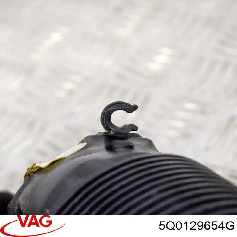 5Q0129654G VAG Патрубок воздушный, вход в турбину (наддув)
