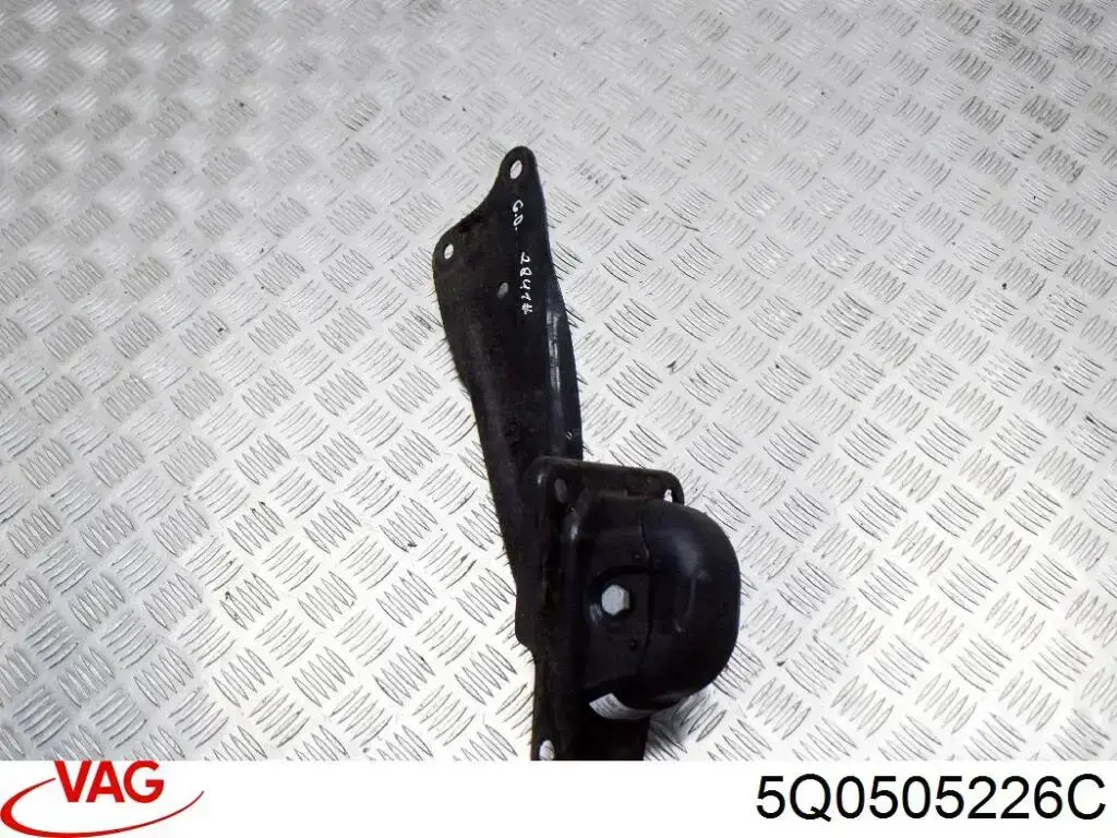5Q0505226C VAG Рычаг (тяга) задней подвески продольный нижний правый