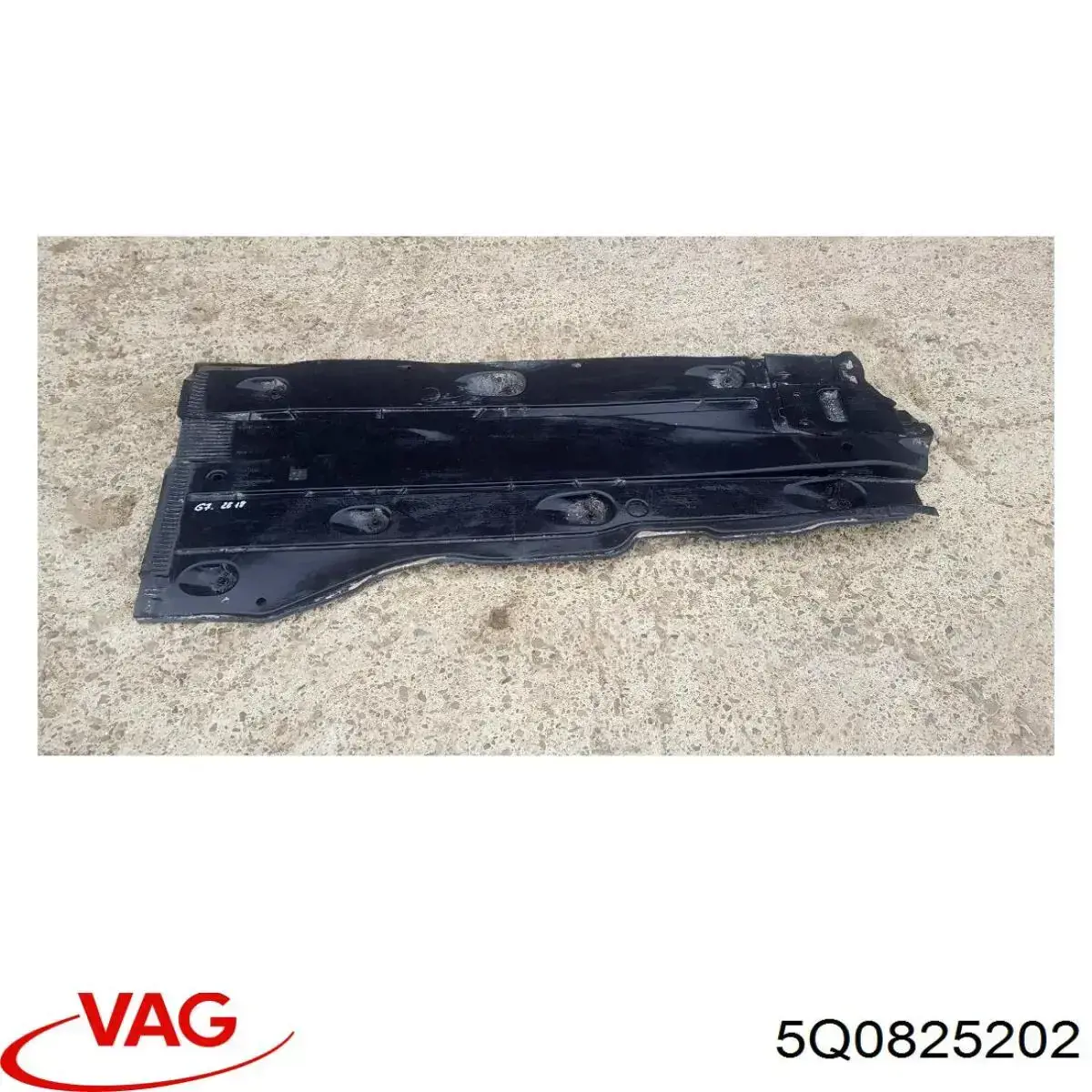 Защита днища передняя правая 5Q0825202 VAG