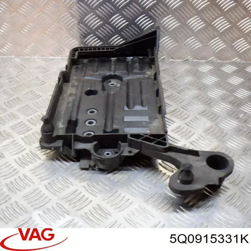 Купить 5Q0915331K VAG Полка под аккумулятор