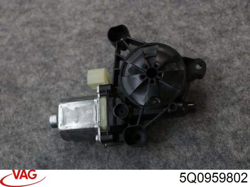 Моторчик стеклоподъемника двери задней, правой VAG 5Q0959802