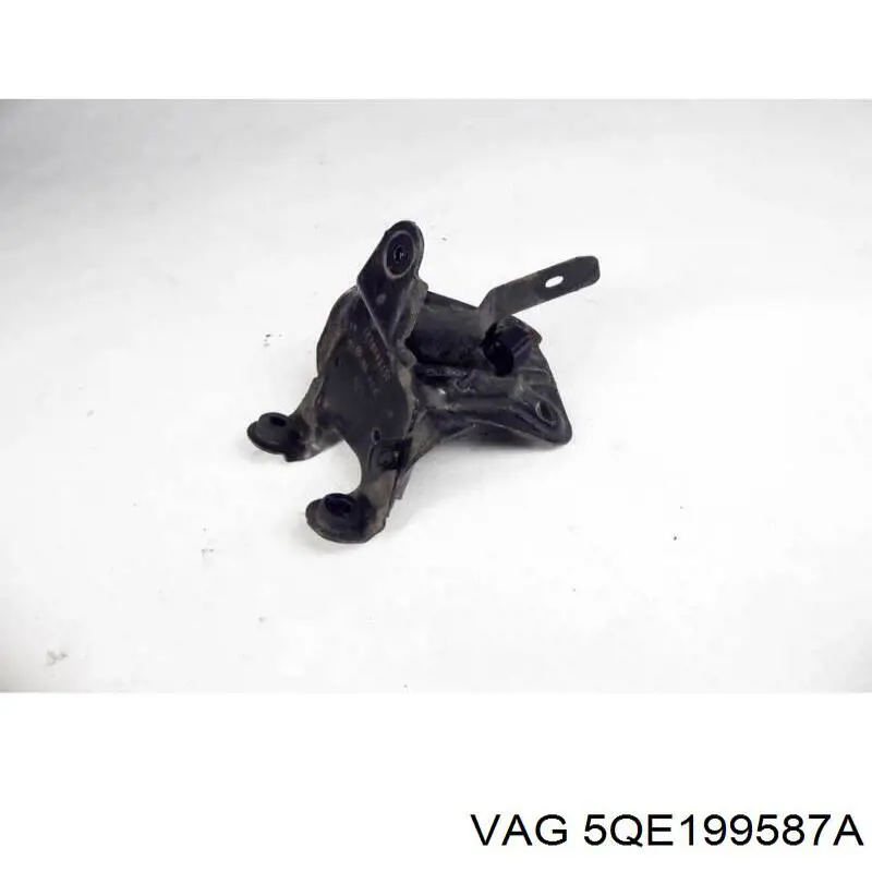 Кронштейн подушки (опоры) двигателя, левой VAG 5QE199587A