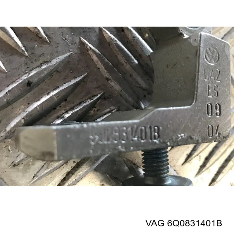 Петля водительской двери VAG 6Q0831401B цена, от 36.74 USD