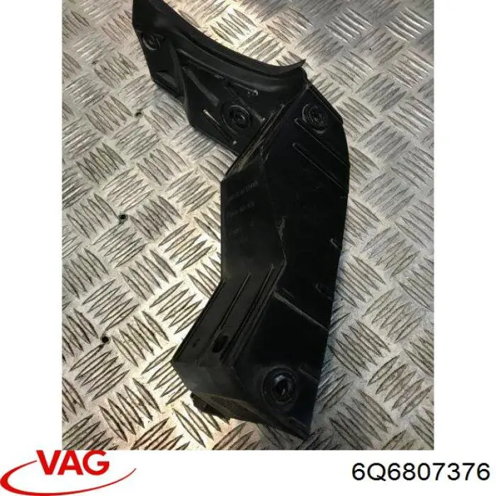 Правый кронштейн заднего бампера VAG 6Q6807376