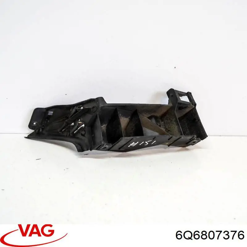 Купить 6Q6807376 VAG Правый кронштейн крепления бампера заднего