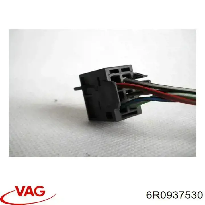 Блок предохранителей задний салонный 6R0937530 VAG
