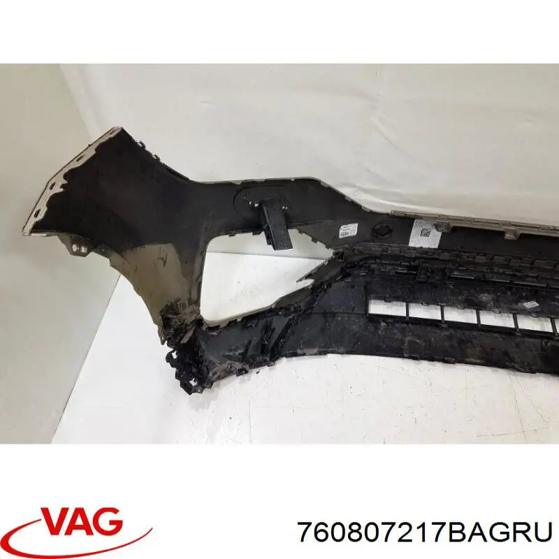 Передний бампер 760807217BAGRU VAG