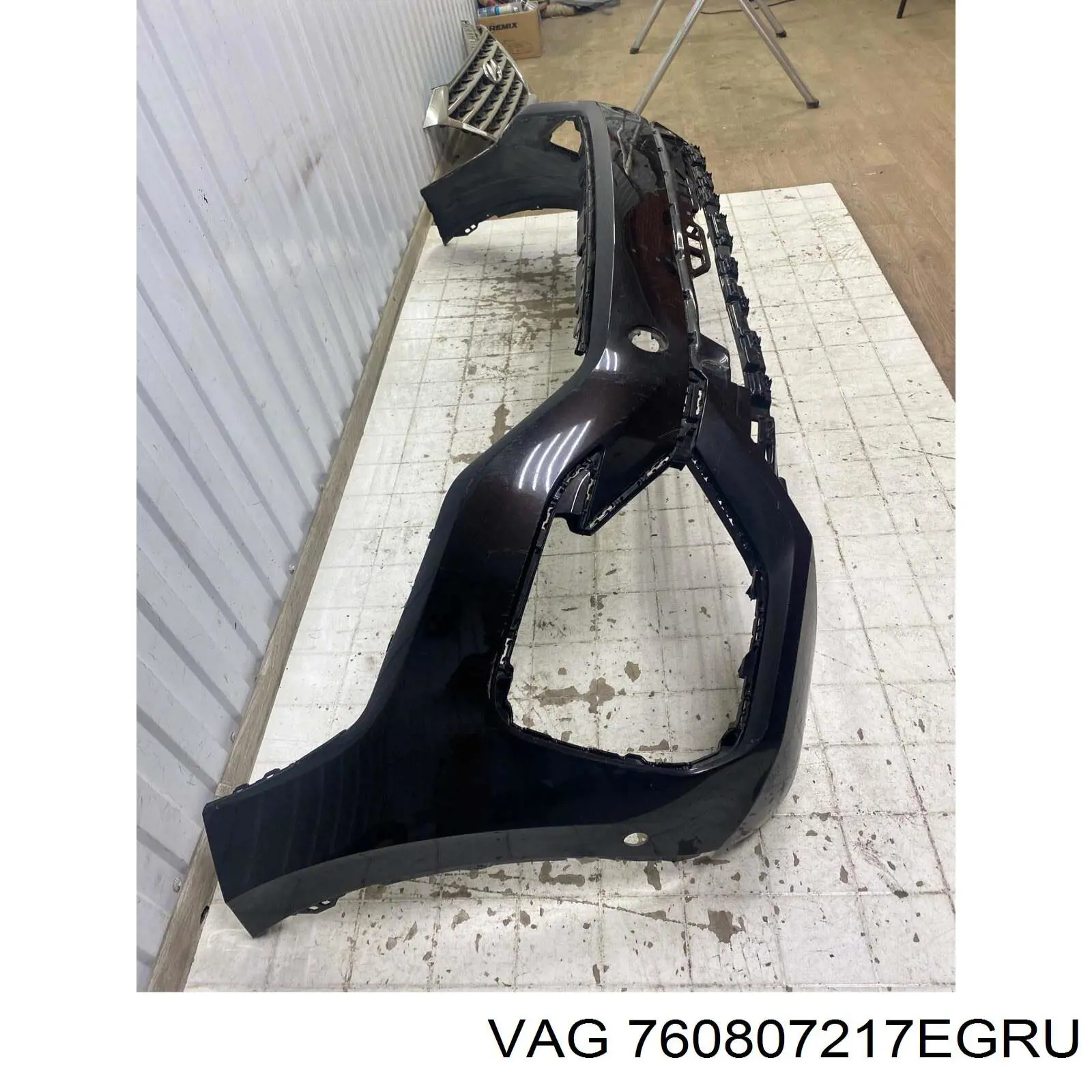 Передний бампер 760807217EGRU VAG