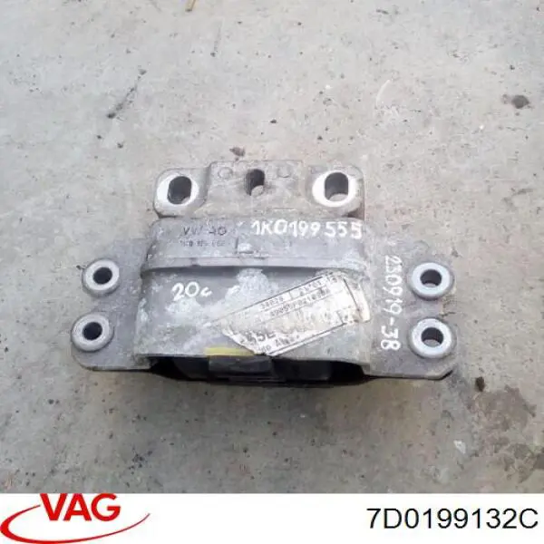 Правая подушка двигателя 7D0199132C VAG
