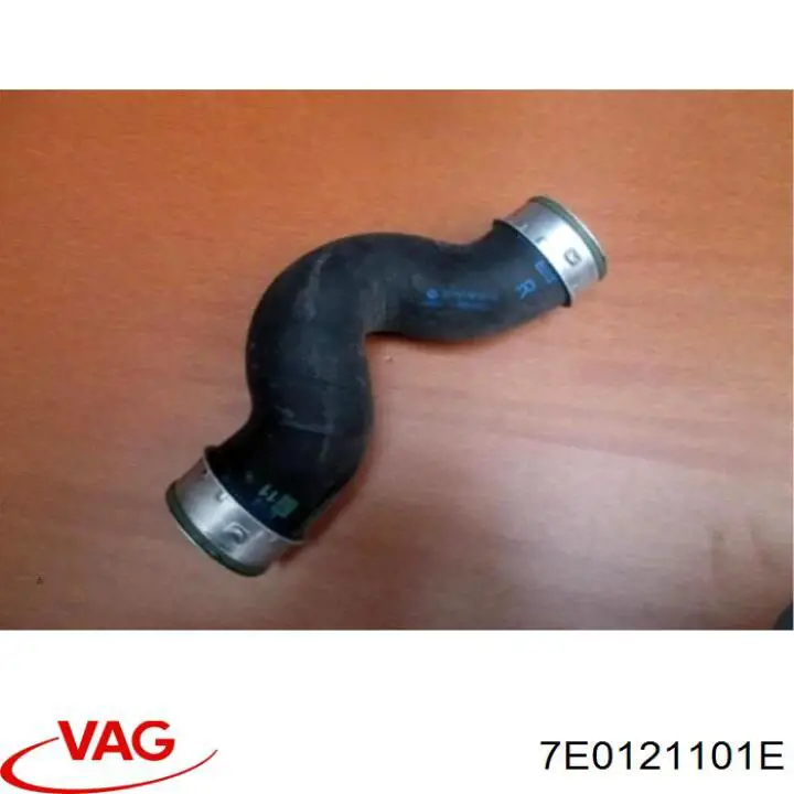Патрубок радиатора 7E0121101B VAG