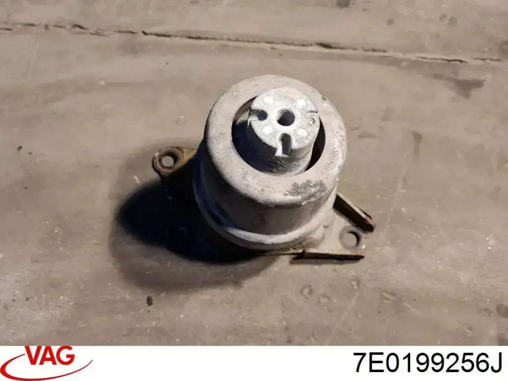 Правая подушка двигателя 7E0199256J VAG