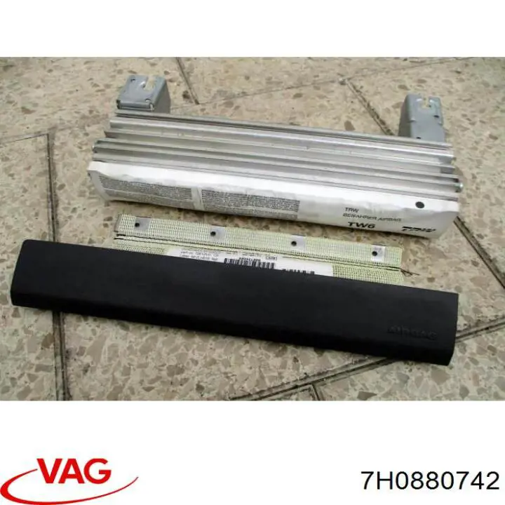 Шторка боковая правая VAG 7H0880742 цена, от 11.16 USD