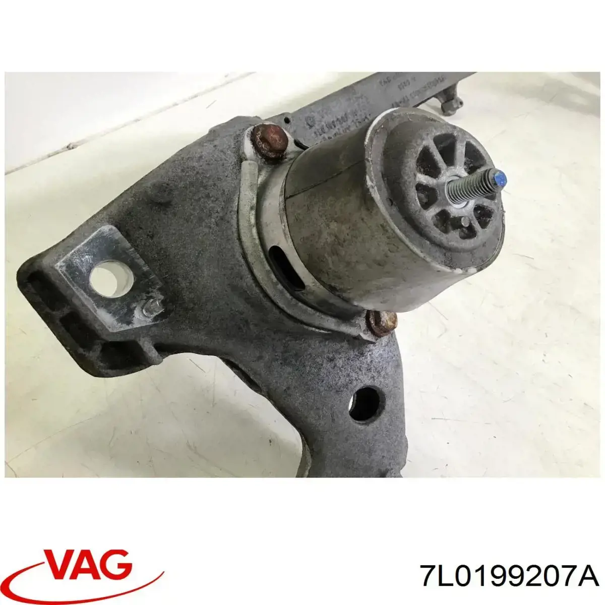 7L0199207A VAG Подрамник двигателя