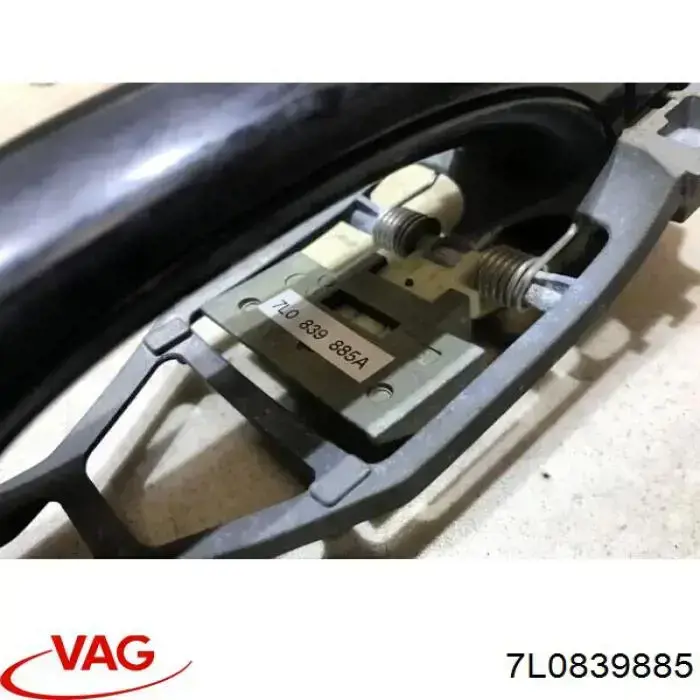 7L0839885 Porsche Держатель наружной ручки двери задней левой