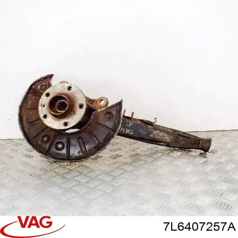 Купить 7L6407257A VAG Цапфа поворотная левая