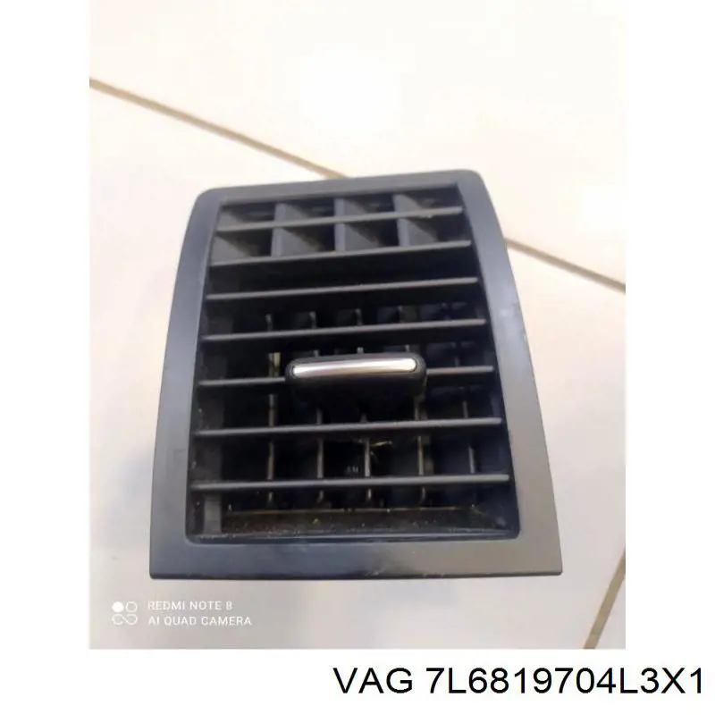 7L6819704L3X1 VAG Решетка воздуховода правая