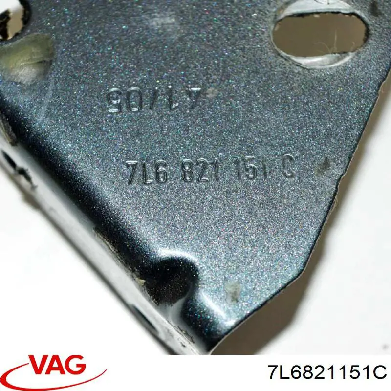 7L6821151C VAG Кронштейн крепления крыла переднего левого передний