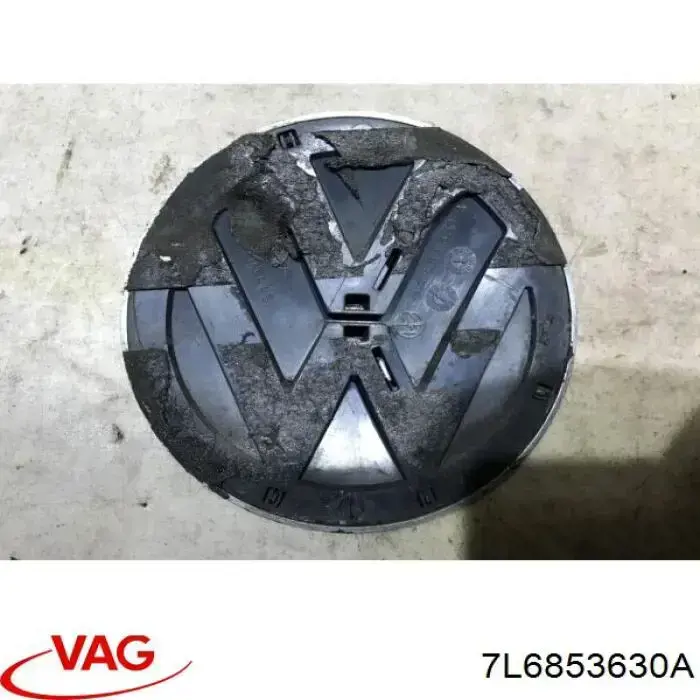 Эмблема крышки багажника (фирменный значок) на Volkswagen Touareg I 