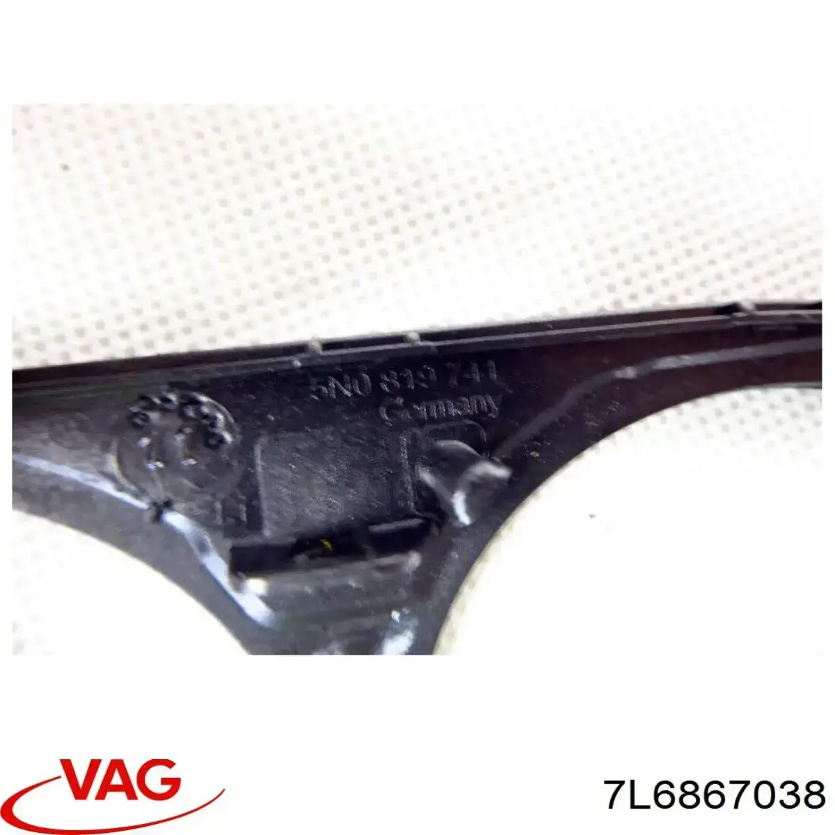 7L6867038 VAG Облицовка багажного отсека правая