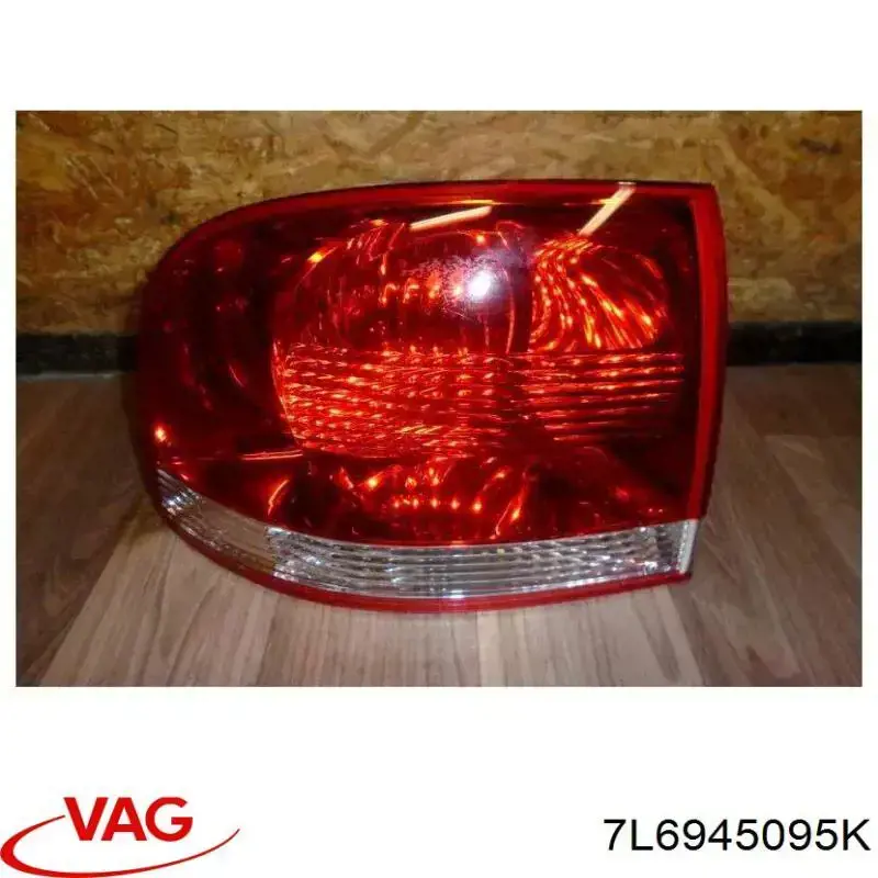 7L6945095K VAG lanterna traseira esquerda externa