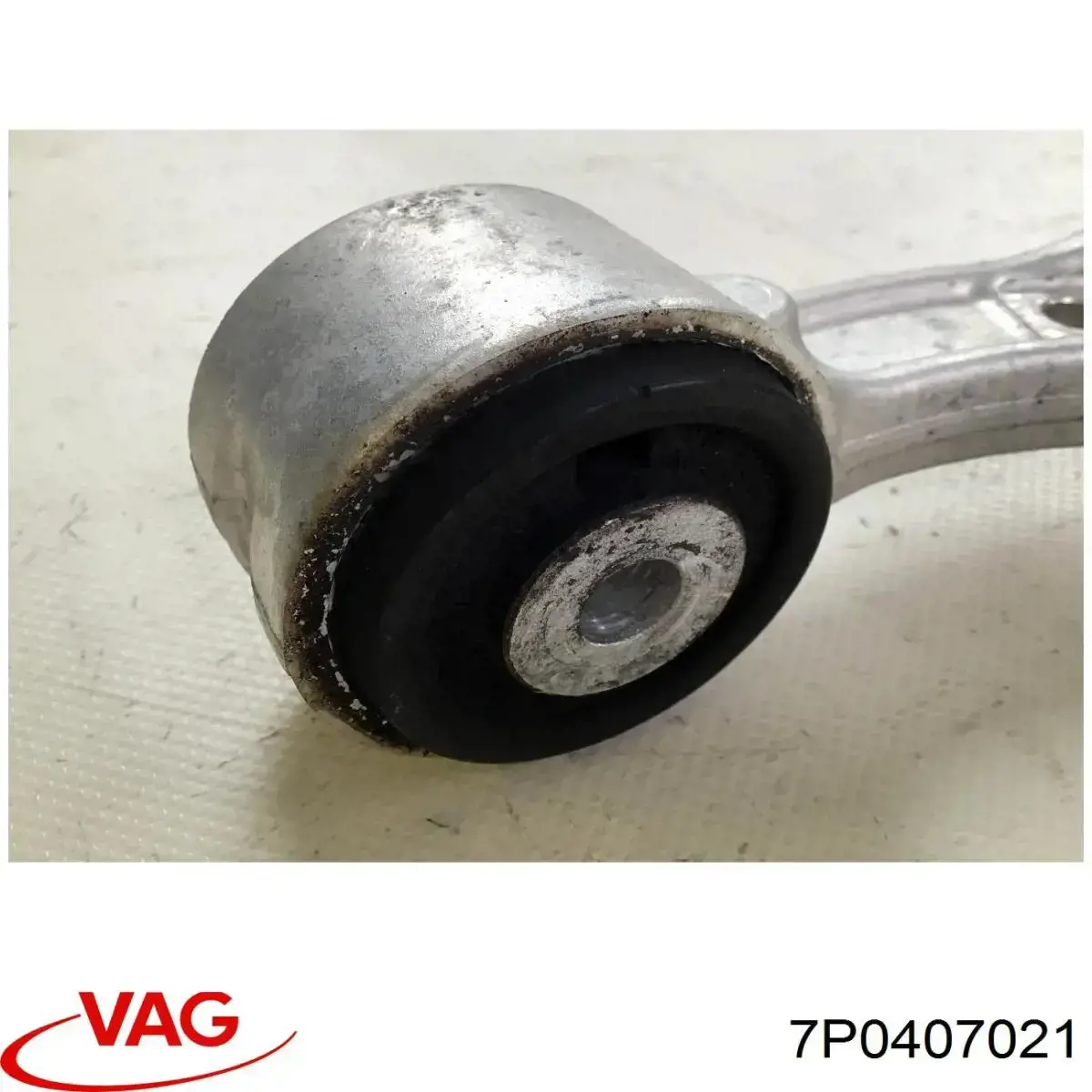 Рычаг передней подвески верхний левый/правый 7P0407021 VAG