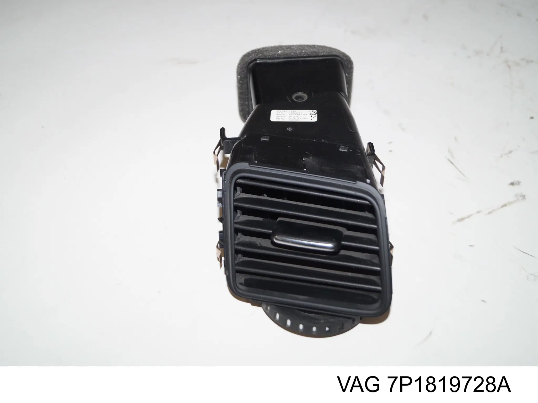 Решетка вентиляции салона на "торпедо" VAG 7P1819728AUBN цена, от 25.34 USD