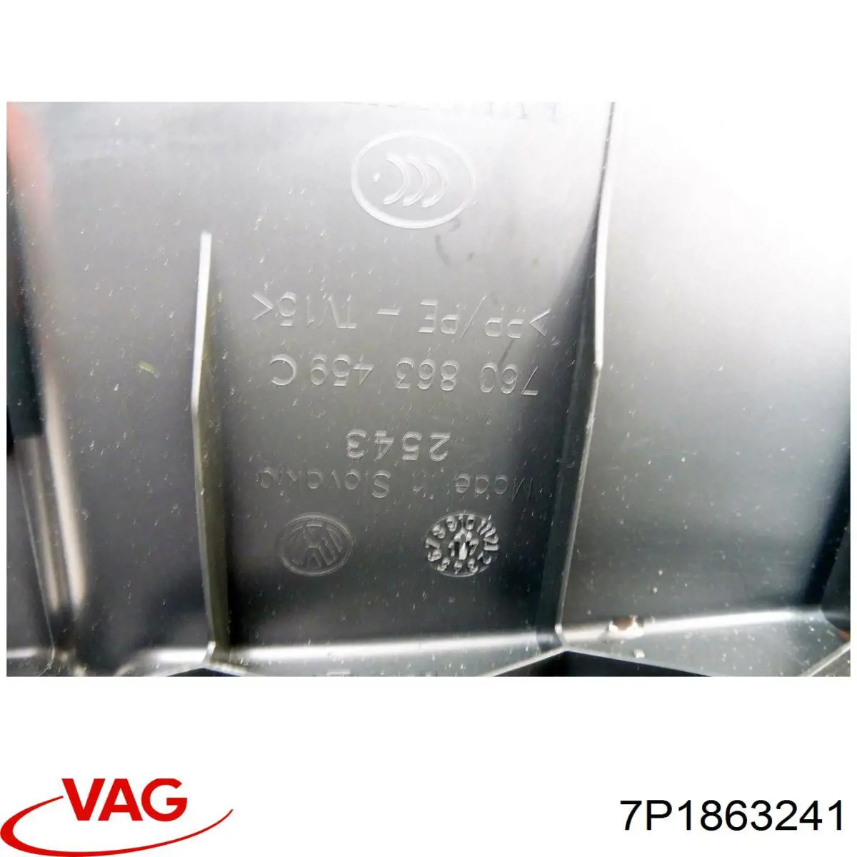 Купить 7P1863241 VAG Центральная консоль торпеды