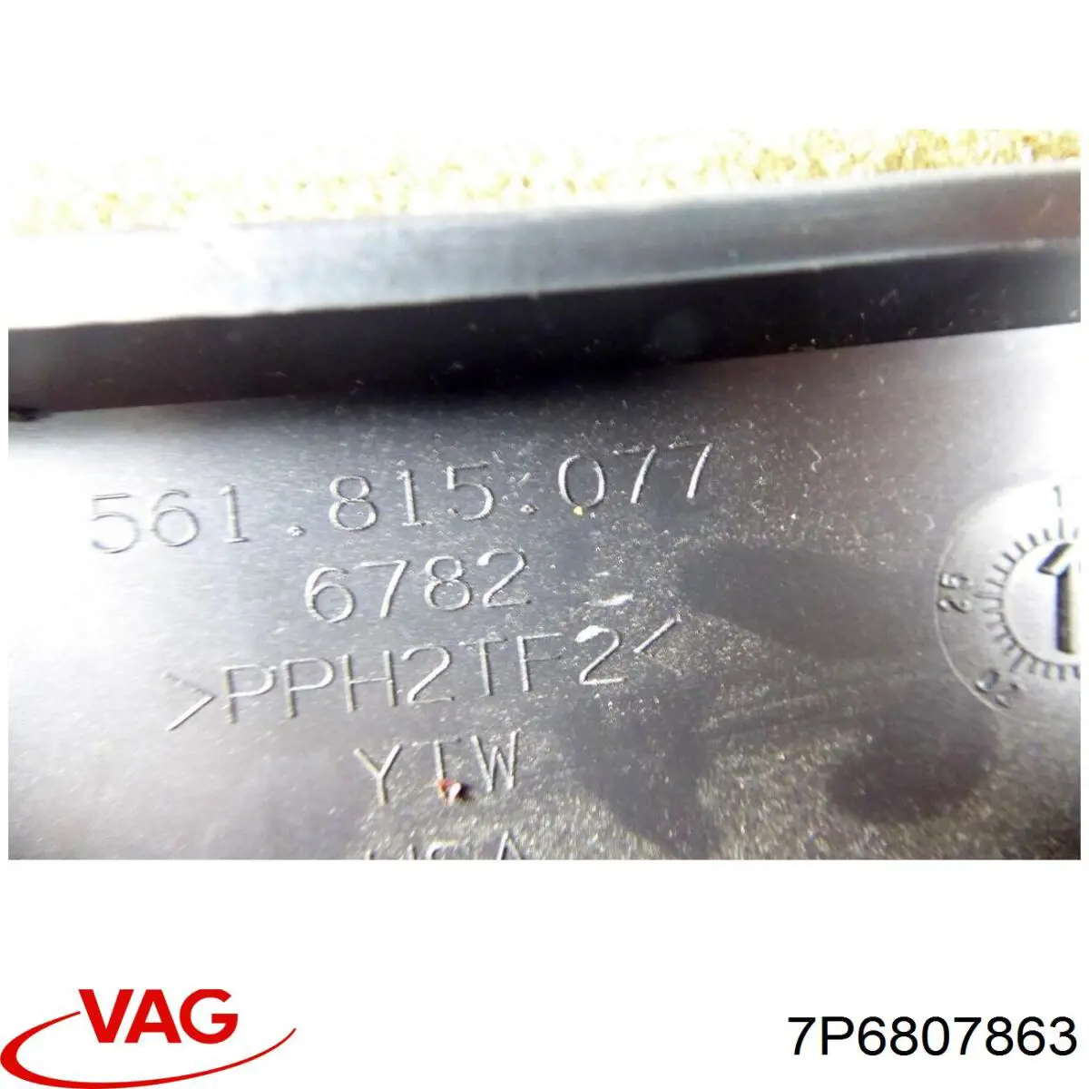 7P6807863 VAG Кронштейн бампера заднего центральный