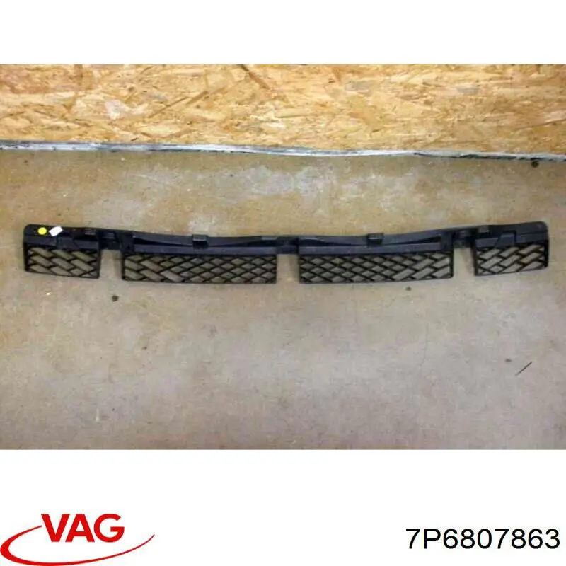 Купить 7P6807863 VAG Кронштейн бампера заднего центральный