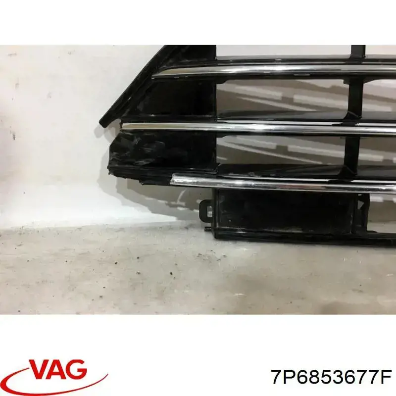 7P6853677F VAG Центральная решетка переднего бампера