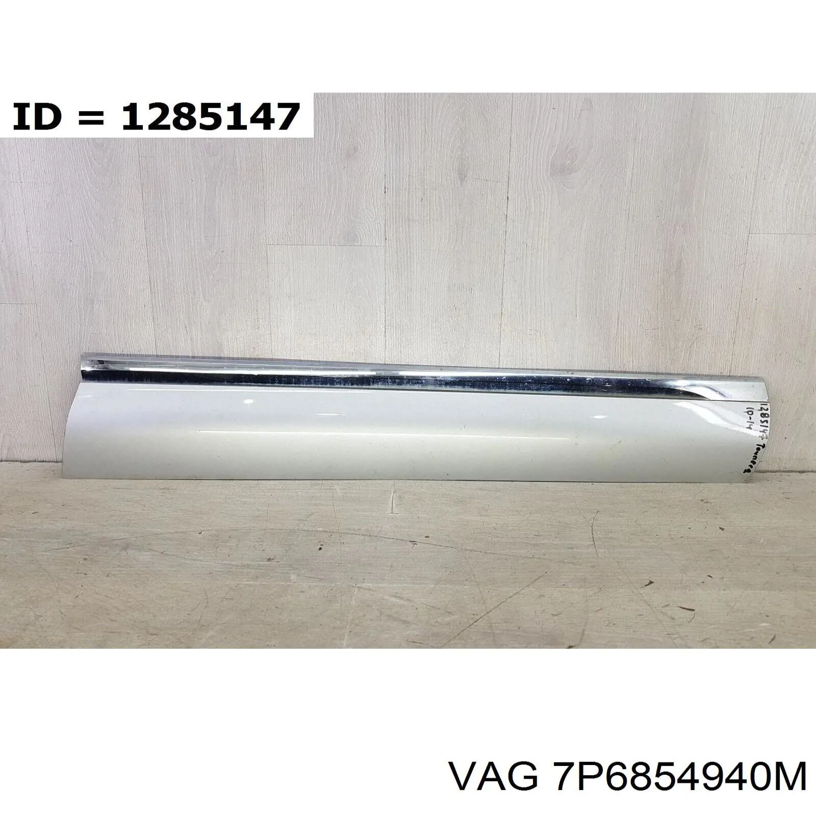7P6854940MGRUREF VAG Молдинг передней правой двери