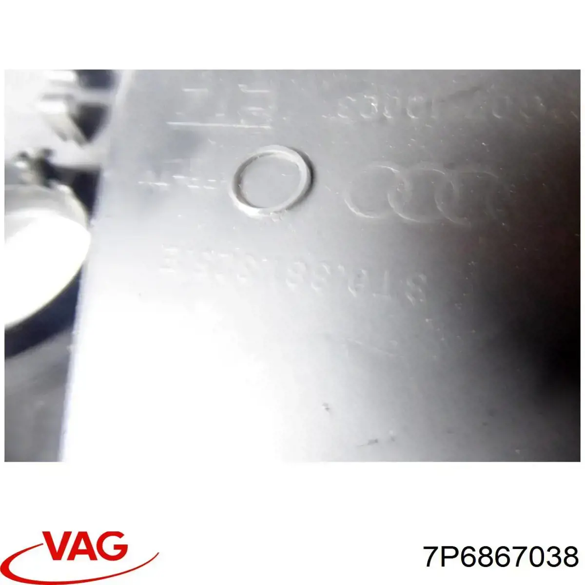 Купить 7P6867038 VAG Облицовка багажного отсека правая