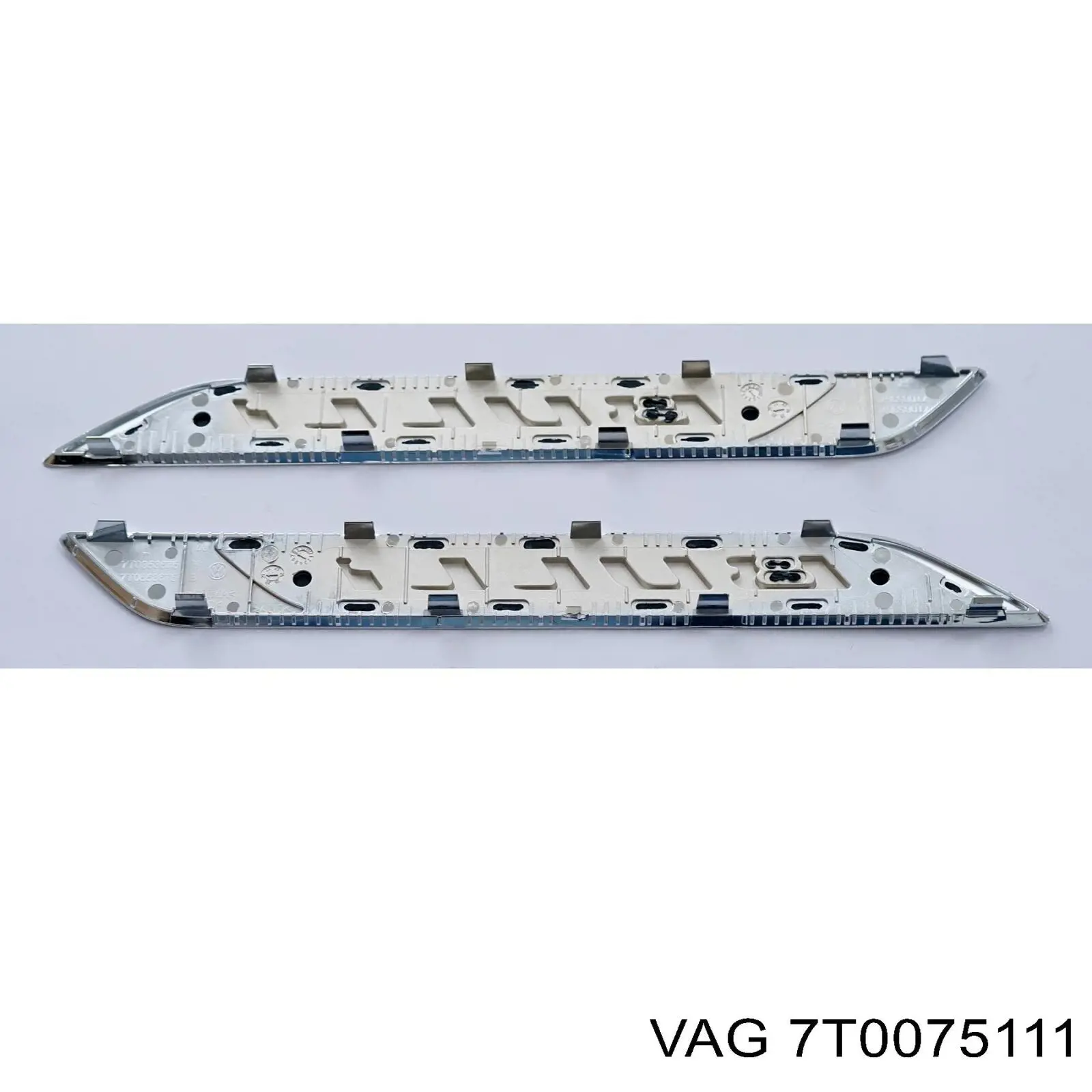 7T0075111 VAG Комплект передних брызговиков