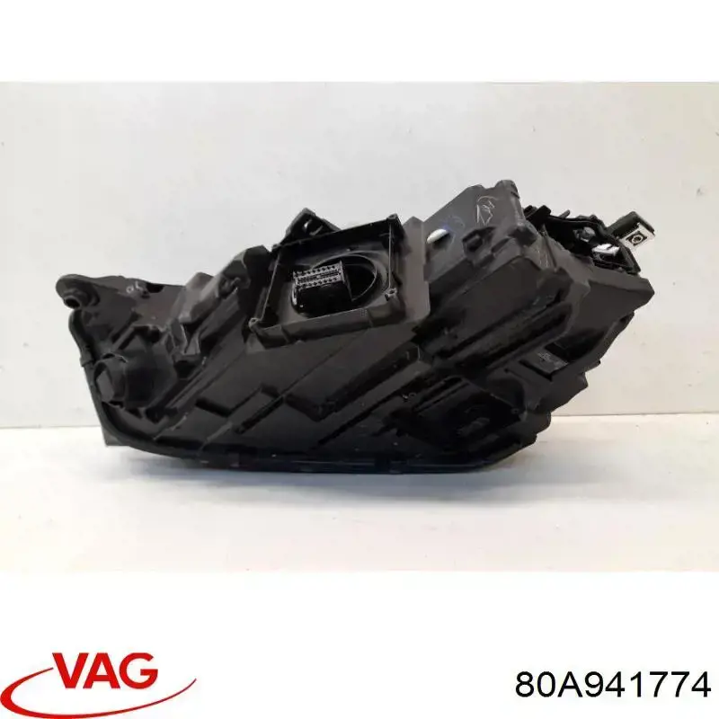Правая фара 710815019008 Magneti Marelli