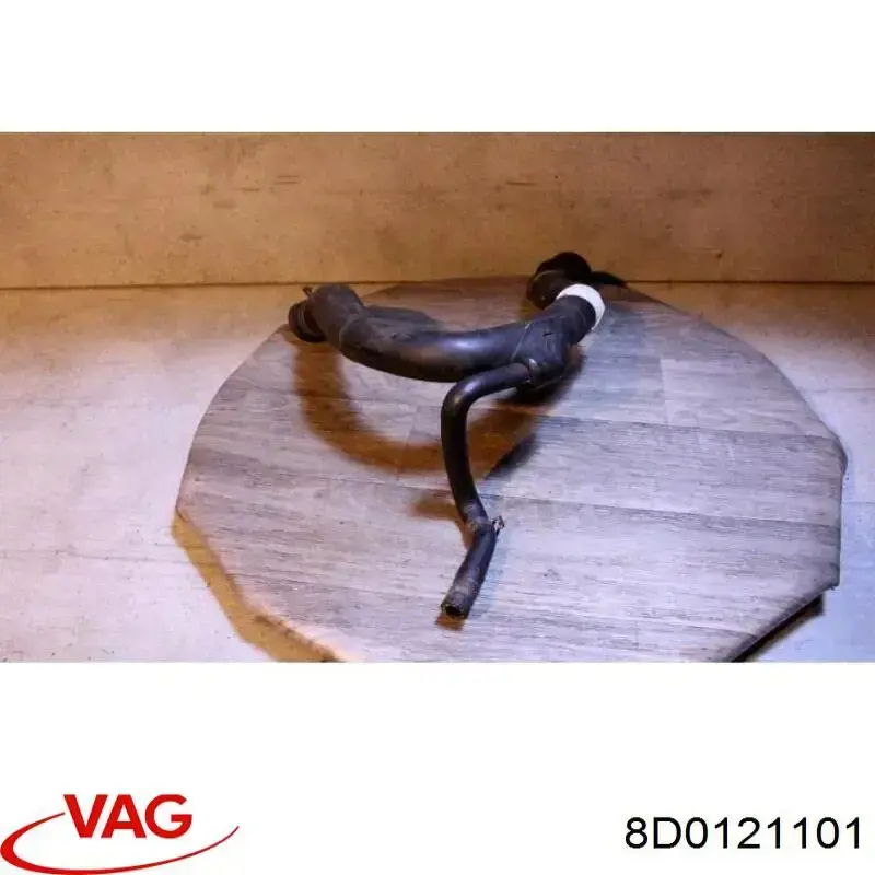 Патрубок радиатора 8D0121101 VAG