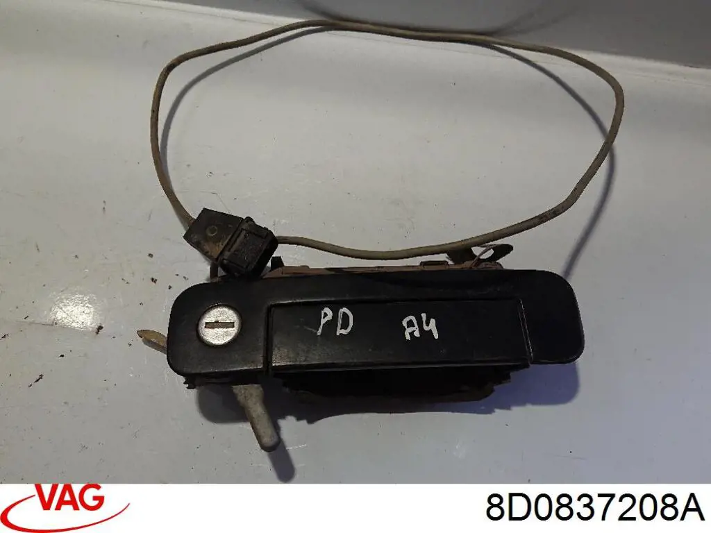 Ручка двери передней наружная правая 8D0837208A VAG