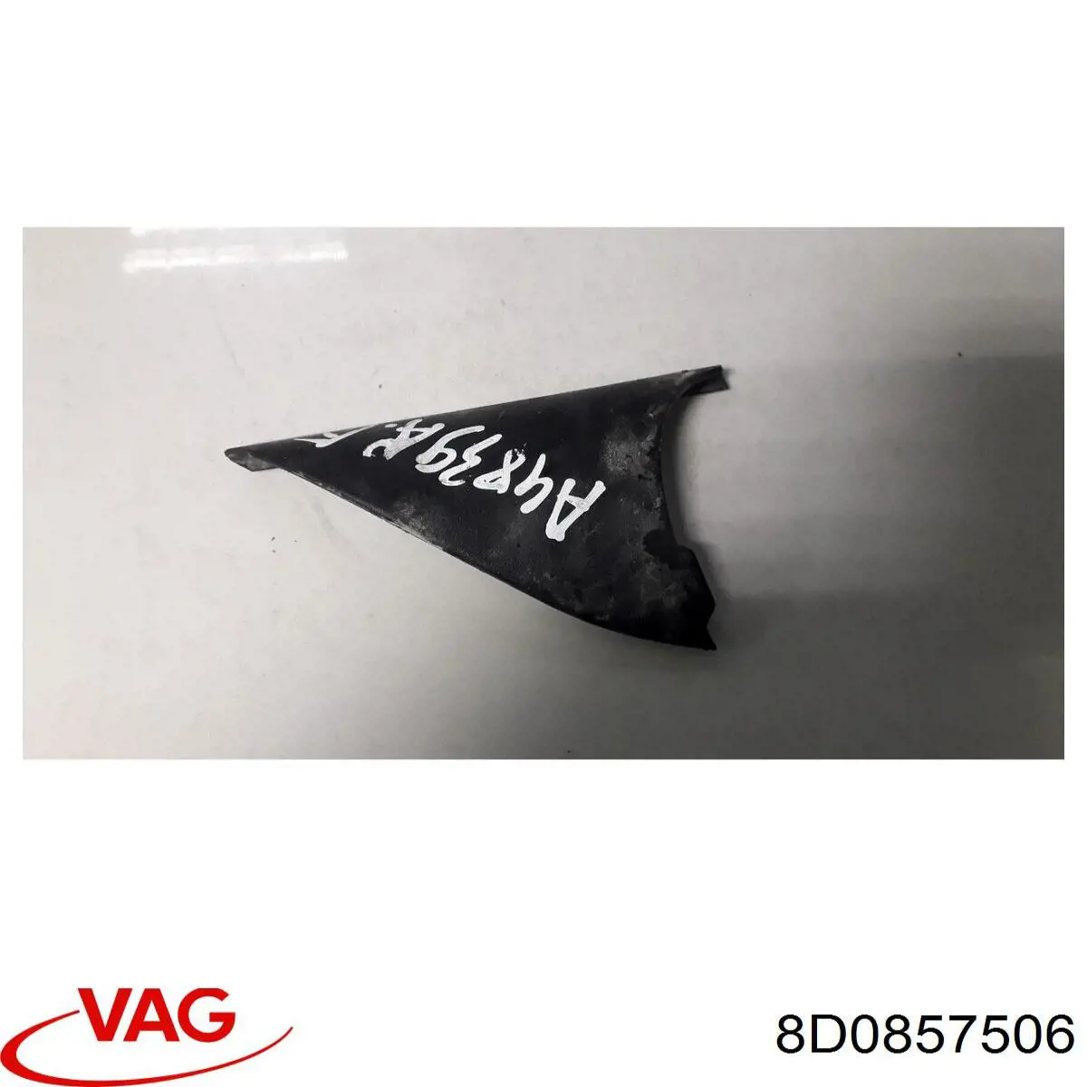 Внутренняя накладка крепления зеркала правого 8D0857506AQ4 VAG
