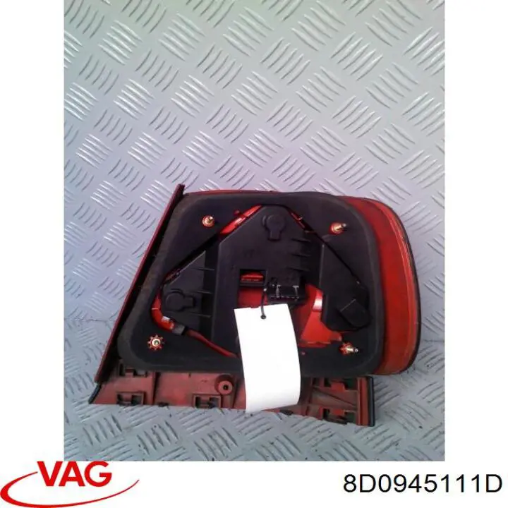 Задняя левая фара VAG 8D0945111D цена, от 23.93 USD