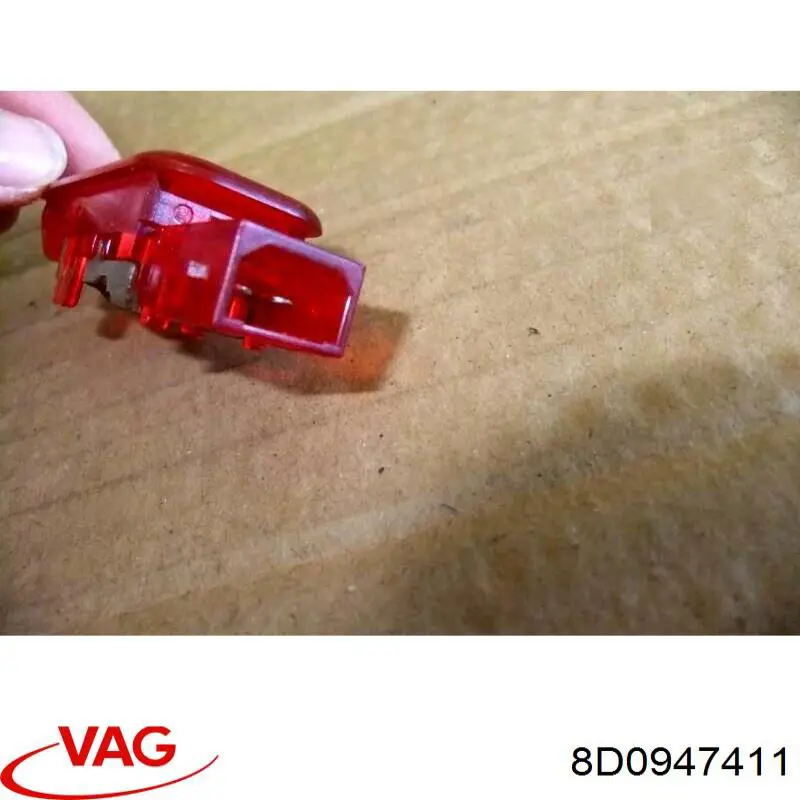 Плафон подсветки багажного отсека 8D0947411 VAG