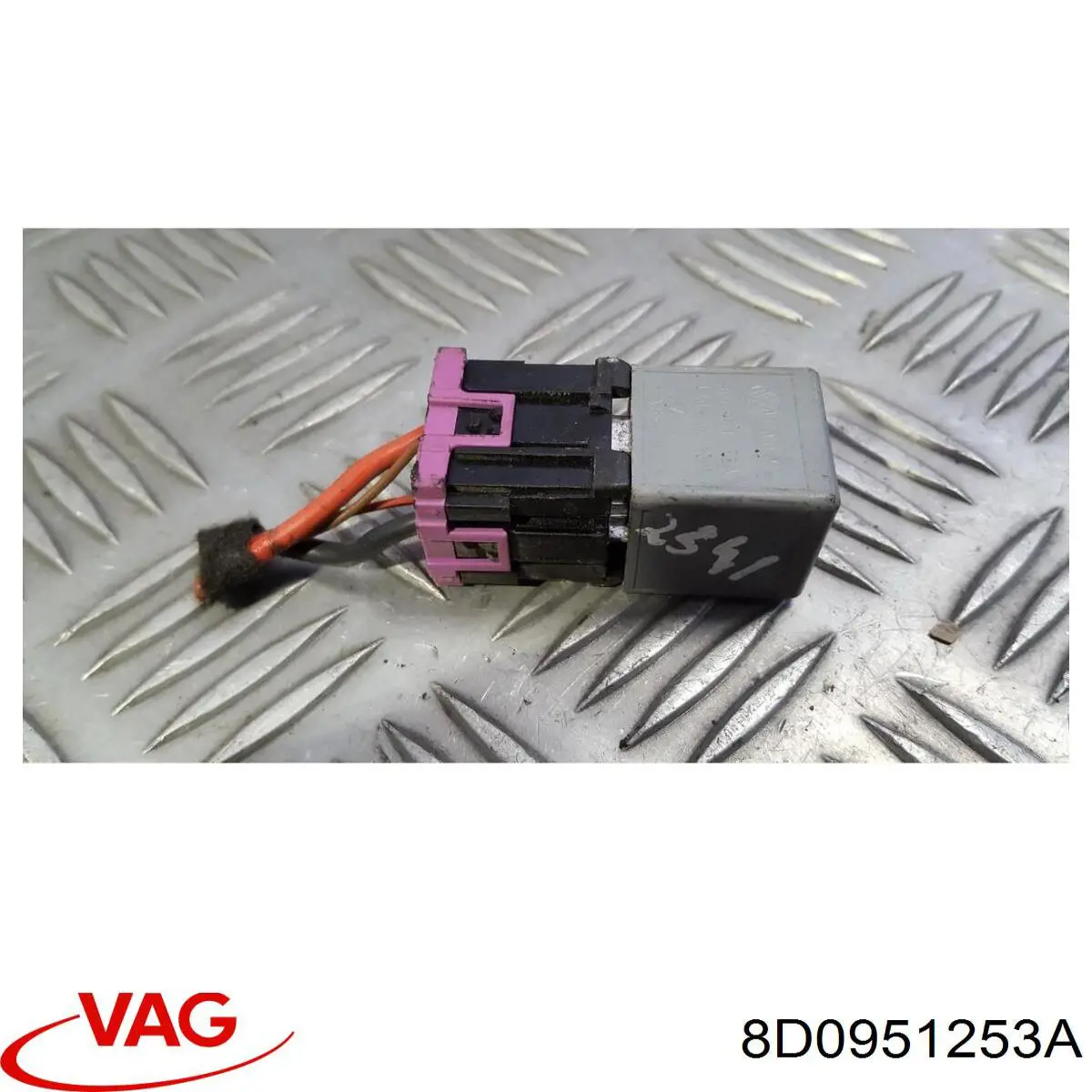 Реле вентилятора 8D0951253A VAG