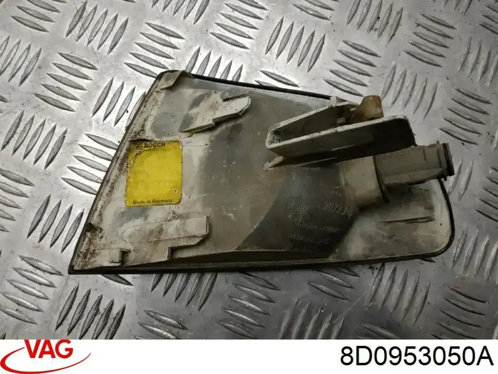 Поворотник правый 8D0953050A VAG
