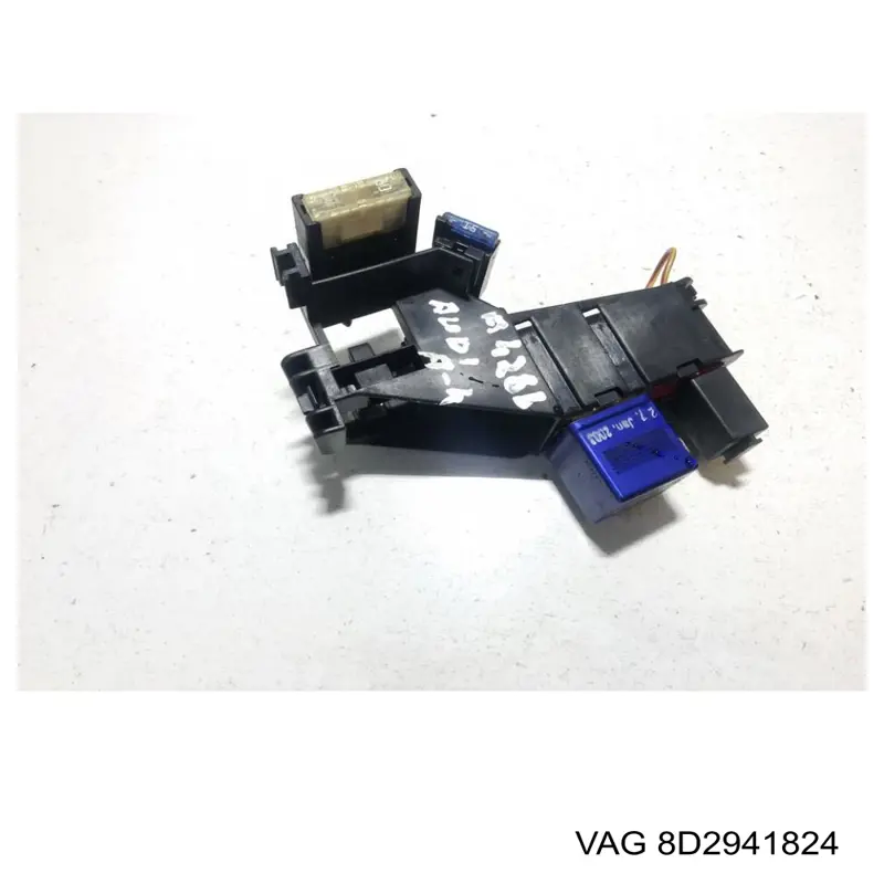 8D2941824 VAG Монтажный блок предохранителей