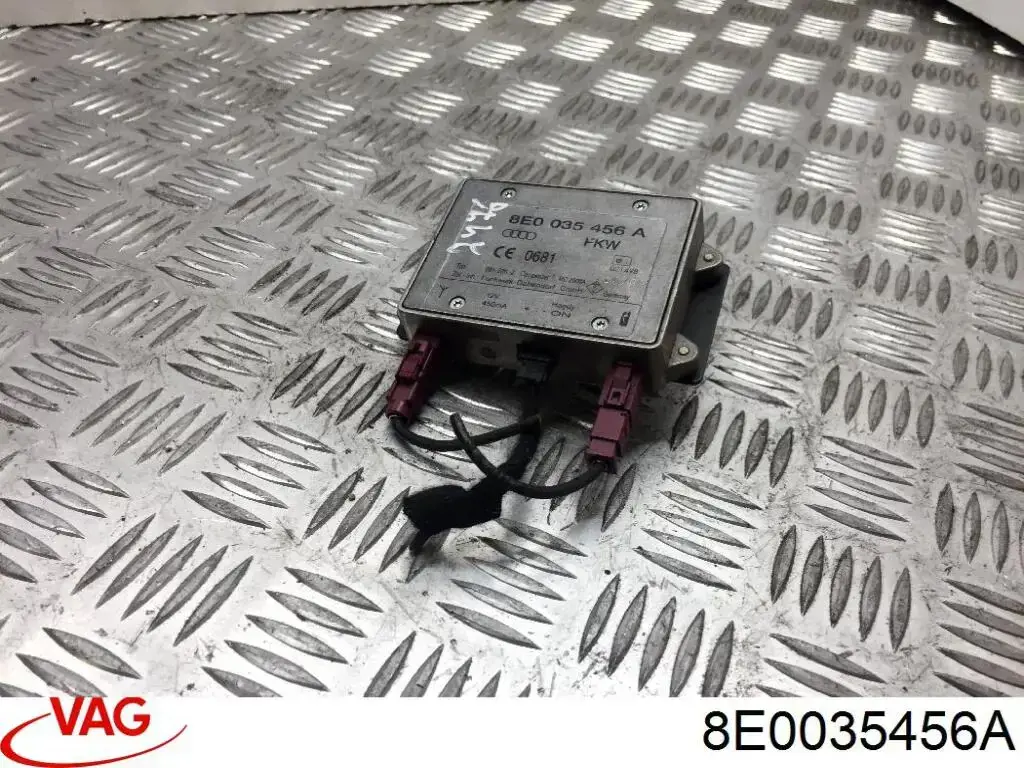 8E0035456A VAG Усилитель сигнала антенны
