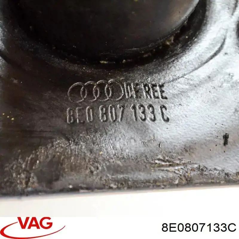 Кронштейн усилителя переднего бампера 8E0807133C VAG