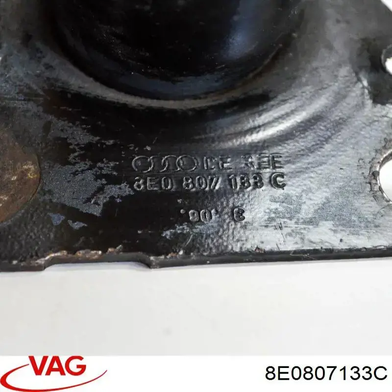 Кронштейн усилителя переднего бампера VAG 8E0807133C цена, от 25.34 USD