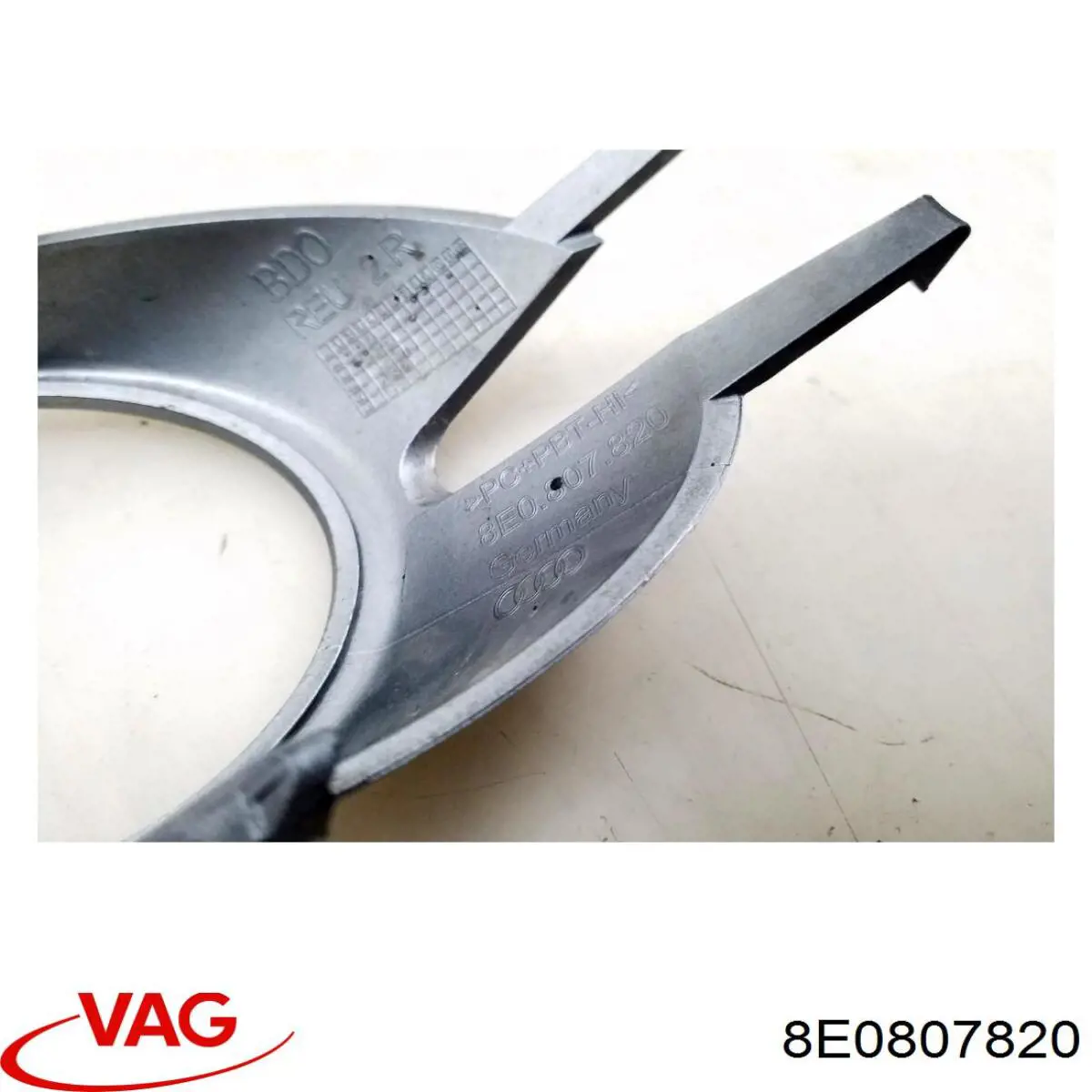 8E0807682F0 VAG Ободок (окантовка) фары противотуманной правой