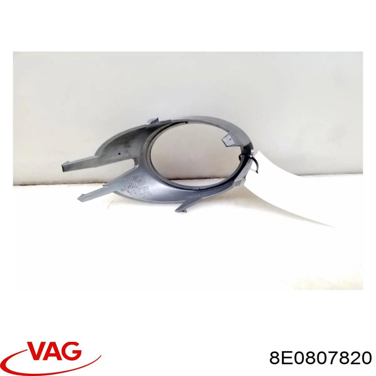 Ободок (окантовка) фары противотуманной правой VAG 8E0807682F0 цена, от 4.30 USD
